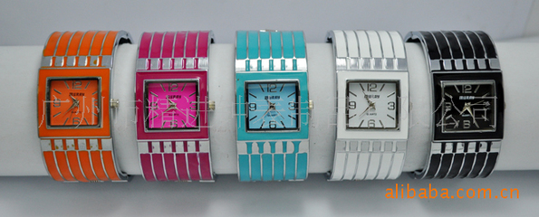 新款彩色亞克力手鐲手表 時尚與實用的完美結合